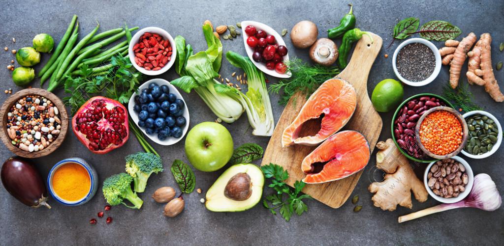 健康食物選擇: 歐米茄3的食物來源和不飽和的油脂、果子、蔬菜、種子、保健品與高維生素 e 和膳食纖維, 五谷在灰色背景下